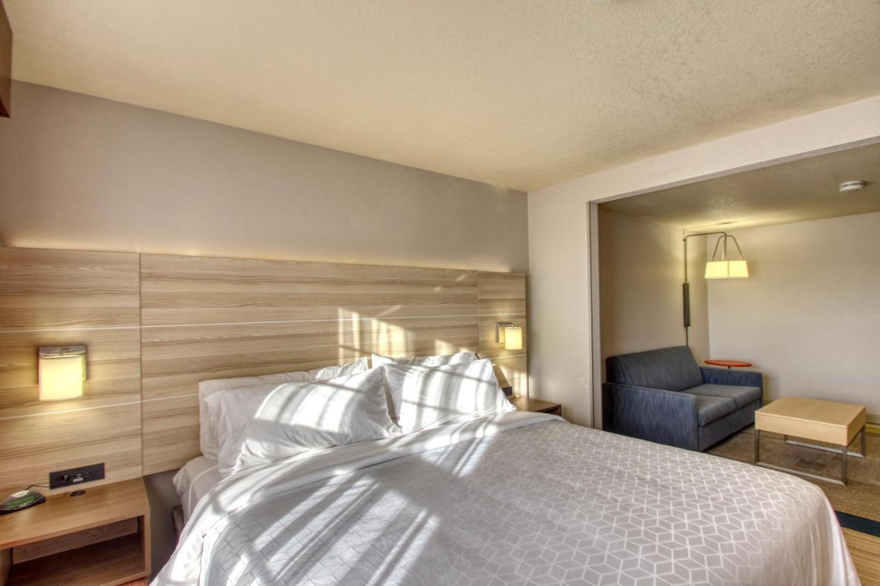 Holiday Inn Express Hotel & Suites Milwaukee Airport By Ihg Екстериор снимка